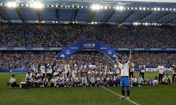 Los jugadores del Deportivo de La Coruña celebran en el estadio de Riazor el ascenso a segunda división.