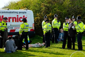 Un grupo de activistas han conseguido posponer el inicio de la carrera en el hipódromo de Aintree en Liverpool. Los manifestantes han sido desalojados por la policía.