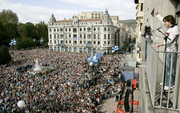 Unos vaqueros, una camisa blanca y un chaval asturiano de veinticuatro a?os que, desde ese momento, se convert赤a en una leyenda del deporte. Fernando Alonso se?alando a una multi-tud en Oviedo, banderas azules al aire celebrando un imposible, que un piloto espa?ol logra-se el t赤tulo mundial de F車rmula 1. Hasta ese momento solo un podio en la prehistoria de la F1 por el Marqu谷s de Portago; ahora, tras Alonso, a迆n esperamos la victoria de otro espa?ol en un gran premio# y ojal芍 que nuevas coronas.