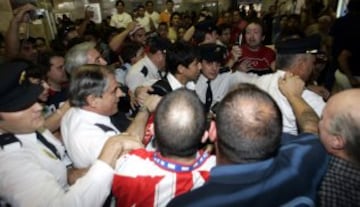 Agüero llegando a Barajas como nuevo jugador del Atlético de Madrid el 4 de junio de 2006.