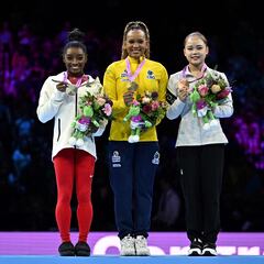Rebeca Andrade le arrebata un oro a Simone Biles