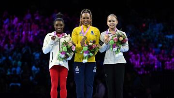 Simone Biles (plata), Rebeca Andrade (oro) y la coreana Seojeong Yeo (bronce), el podio de la final de salto.