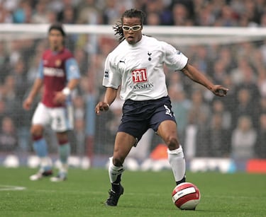  El "Pitbull" jugó en el club inglés la temporada 2005-06 antes de volver a su club de origen, el Ajax.