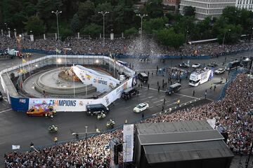 Los jugadores del Real Madrid a su llegada en autobús a la Plaza de Cibeles.