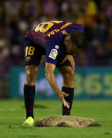 Jordi Alba coloca el césped de Zorrilla.