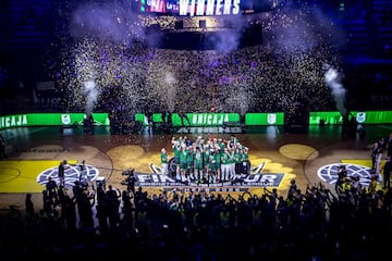 El Unicaja de M¨¢laga, campe¨®n de la Basket Champions League tras ganar 67-83 al Galatasaray. Segundo a?o consecutivo que conquista el trofeo.