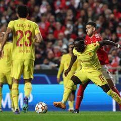 Mané se salta el protocolo para agradecer a Díaz