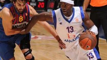 <b>MOTOR RIVAL. </b>Doron Perkins, base del Cantú, supera a Sada.