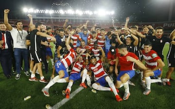 Los jugadores del Granada celebran su plaza europea.