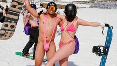 Hombre en ba&ntilde;ador y mujer en bikini en el Snow Machine New Zealand 2023. 