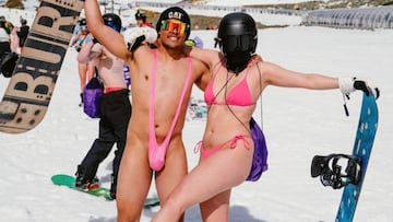 Hombre en ba&ntilde;ador y mujer en bikini en el Snow Machine New Zealand 2023. 