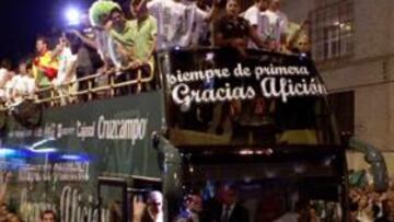 <b>LOCURA. </b>El ascenso se vivió así en el AVE, en el autobús descapotable por las calles de Sevilla y al final en la fiesta del Villamarín con la abuela del Betis como protagonista.
