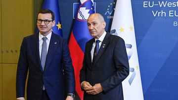Slovenias prime minister Janez Jansa welcomes Polands prime minister Mateusz Morawiecki before EU- Western balkans summit in Brdo pri Kranju, Slovenia, October 6, 2021. /Handout via REUTERS THIS IMAGE HAS BEEN SUPPLIED BY A THIRD PARTY NO RESALES. NO ARCH