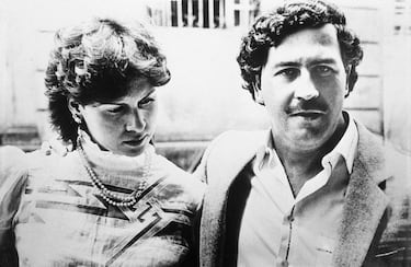 Pablo Emilio Escobar Gaviria fue un narcotraficante, criminal, terrorista y político colombiano, fundador y máximo líder del sangriento Cartel de Medellín.​​ 
A mediados de la década de los 70 se convirtió en una pieza clave del comercio internacional de cocaína, convirtiéndose en el séptimo hombre más rico del mundo.  En la imagen junto a su esposa Victoria Eugenia Henao.