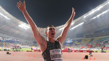 El atleta neutral Sergey Shubenkov celebrates su medalla de plata en los 110 metros vallas en los Mundiales de Atletismo de Doha 2019.