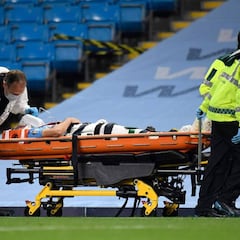 Eric García es retirado en camilla tras un golpe con Ederson