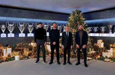 Florentino Pérez, presidente del Real Madrid junto a Fede Valverde y Dani Carvajal, capitanes del Real Madrid, y Xabi Alonso, entrenador.