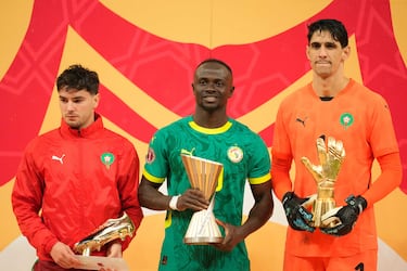 Brahim Díaz sostiene el trofeo al mejor goleador, el senegalés Sadio Mané (centro) sostiene el trofeo al mejor jugador y el portero marroquí Yassine Bounou el trofeo al mejor portero del torneo tras la final de la Copa Africana de Naciones.