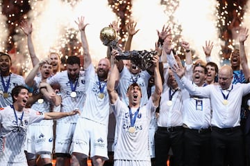 Los jugadores del Montpellier celebran su victoria en la final de la Copa de Europa de balonmano ante el Nantes.