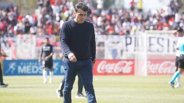 El entrenador de Colo Colo, Gustavo Quinteros, es fotografiado durante el partido de Primera División contra Palestino disputado en el Estadio Municipal de La Cisterna.