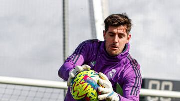 Courtois, en un entrenamiento en Valdebebas.