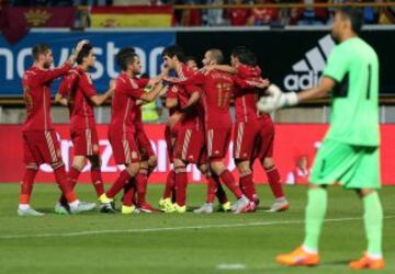 1-1. Paco Alcácer celebró el gol del empate con sus compañeros.