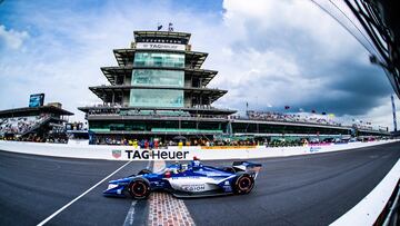 ACOMPAÑA CRÓNICA: AUTOMOVILISMO INDYCAR GMR GRAND PRIX***USA7106. INDIANÁPOLIS (ESTADOS UNIDOS), 13/05/2023.- Fotografía cedida hoy por Indycar donde aparece el vehículo número 10 del American Legion Honda del piloto español Álex Palou, mientras cruza en primer lugar la meta de la carrera del GMR Grand Prix de Indianápolis, Indiana (EE.UU.). Álex Palou dominó de principio a fin este sábado el GMR Grand Prix de Indianápolis y alcanzó el liderato del campeonato de la IndyCar a tan solo dos semanas para la disputa de las 500 millas en este mismo escenario. EFE/IndyCar /Karl Zemlin /SOLO USO EDITORIAL /NO VENTAS /SOLO DISPONIBLE PARA ILUSTRAR LA NOTICIA QUE ACOMPAÑA /CRÉDITO OBLIGATORIO
