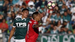 Futbol, Santiago Wanderers vs Union La Calera
 Final promocion ascenso 2017
 El jugador de Santiago Wanderers Luis Pavez, izquierda, disputa el balon con Alberto Martinez de Union La Calera durante el partido de vuelta de la Final promocion ascenso en el estadio Elias Figueroa de Valparaiso, Chile.
 21/12/2017
 Andres Pina/Photosport
 
 Football, Santiago Wanderers vs Union La Calera
 Promotion final match 2017
 Santiago Wanderers player Luis Pavez, left, battles for the ball against Alberto Martinez of Union La Calera during the Promotion final second leg at the Elias Figueroa stadium in Valparaiso, Chile.
 21/12/2017
 Andres Pina/Photosport