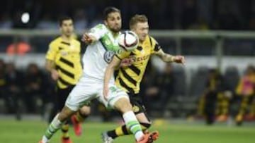 Ricardo Rodríguez, a la izquierda, disputa una pelota con el jugador del Borussia Dortmund Reus.