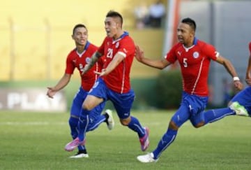 Rodrigo Echeverría y Cristián Cuevas anotaron para un 2-0 que pone en la disputa a Chile.