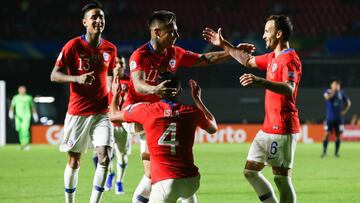 SAO PAULO, BRAZIL - JUNE 17: Eduardo Vargas of Chile celebrates with teammates after scoring the second goal of his team during the Copa America Brazil 2019 group C match between Japan and Chile at Morumbi Stadium on June 17, 2019 in Sao Paulo, Brazil. (P