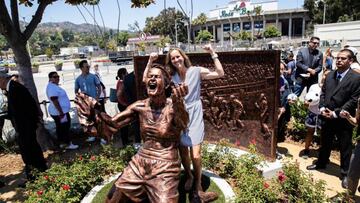 Brandi Chastain junto a su estatua en el Rose Bowl.