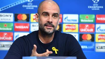 AD001. MANCHESTER (REINO UNIDO), 06/03/2018.- El entrenador del Manchester City, Pep Guardiola, da una rueda de prensa en el campo de entrenamiento del equipo en Manchester (Reino Unido) hoy, 6 de marzo de 2018. El Manchester City se enfrentará ma&