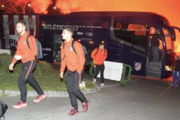 Los seguidores del Atlético acudieron al hotel de concentración para animar a su equipo antes del partido de Champions.
Oblak y Lucas.