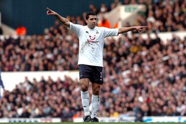El central marroquí llegó al club inglés tras 7 temporadas en Coruña. Se retiró como jugador spur en 2006.