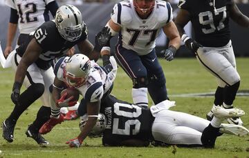 New England Patriots' Dione Lewis (C) is tackled by Oakland Raiders' Bruce Irvin (L) and Nicholas Morrow (R) during the 2016 NFL week 11 regular season football game against Oakland Raiderson November 19, 2017 at the Azteca Stadium in Mexico City.
American football returns to Mexico City with a game between Super Bowl champs the New England Patriots and the Oakland Raiders. / AFP PHOTO / ALFREDO ESTRELLA