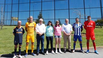 Presentacion nuevas camisetas de la POnferradina temporada 22-23 en la sede de Tvitec foto Luis de la Mata