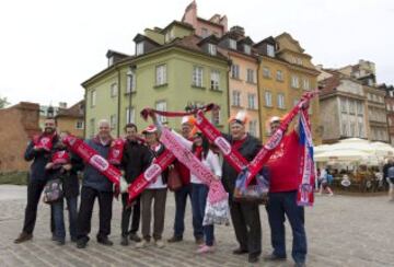 Miles de seguidores del Sevilla han llenado de colorido las calles de la capital polaca a la espera del partido.