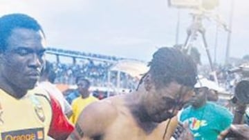 <b>DESTROZADOS.</b>. Song, sin camiseta, refleja la desolación de Camerún por no ir al Mundial.