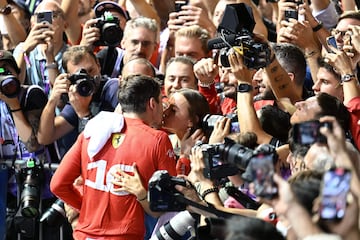 Charles Leclerc besa a su pareja Charlotte Sine después de quedar segundo en el Gran Premio. 