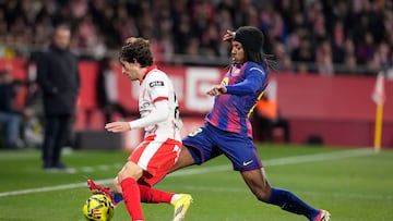 GIRONA, 16/02/2026.- El delantero del Girona Bryan Gil (i) pelea un balón con Jules Koundé, del Barcelona, durante el partido de LaLiga de fútbol que Girona FC y FC Barcelona disputan este lunes en el estadio de Moltilivi. EFE/David Borrat