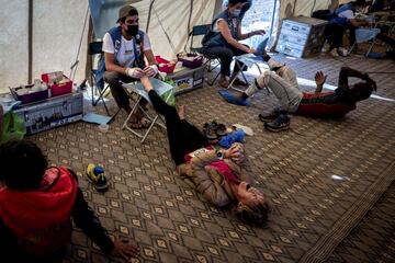 Los competidores reciben atención en una carpa durante la etapa 4 (85,8 kilómetros en dos días) de la Maratón Des Sables, en el desierto del Sahara marroquí. Se trata de una carrera de 250 kilómetros por etapas a través de un paisaje formidable en uno de los climas más inhóspitos del mundo.