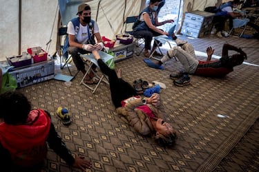 Los competidores reciben atención en una carpa durante la etapa 4 (85,8 kilómetros en dos días) de la Maratón Des Sables, en el desierto del Sahara marroquí. Se trata de una carrera de 250 kilómetros por etapas a través de un paisaje formidable en uno de los climas más inhóspitos del mundo.