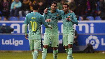 Football Soccer - Alaves v Barcelona - Spanish La Liga Santander - Mendizorroza stadium, Vitoria, Spain, 11/02/17 Barcelona's Luis Suarez (C) and Neymar (R) celebrate with team mate Lionel Messi after scoring a goal. REUTERS/Vincent West