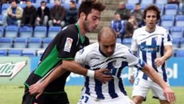 <b>UNA SIESTA MUY LARGA. </b>Aitor Tornavaca pugna por un balón ante la oposición del ilicitano Palanca.