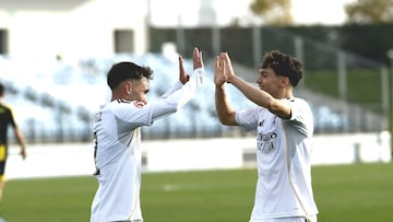 David Jiménez y Thiago Pitarch celebran el 2-1 del Real Madrid Castilla al Barakaldo.