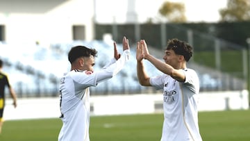 David Jiménez y Thiago Pitarch celebran el 2-1 del Real Madrid Castilla al Barakaldo.