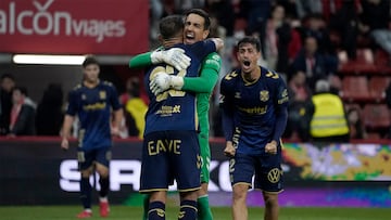 Los jugadores del Tenerife celebran el triunfo en Gijón.
