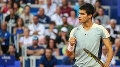 El tenista español Carlos Alcaraz celebra un punto durante su partido ante Jannik Sinner en la final del Torneo de Umag.