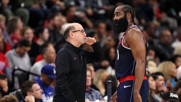 Jeff Van Gundy habla con James Harden durante el partido contra los Grizzlies.
